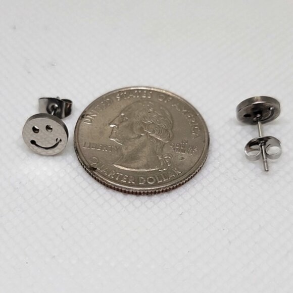Smiley Face Stud Earrings Round Silver Tone One Size New - Picture 8 of 11